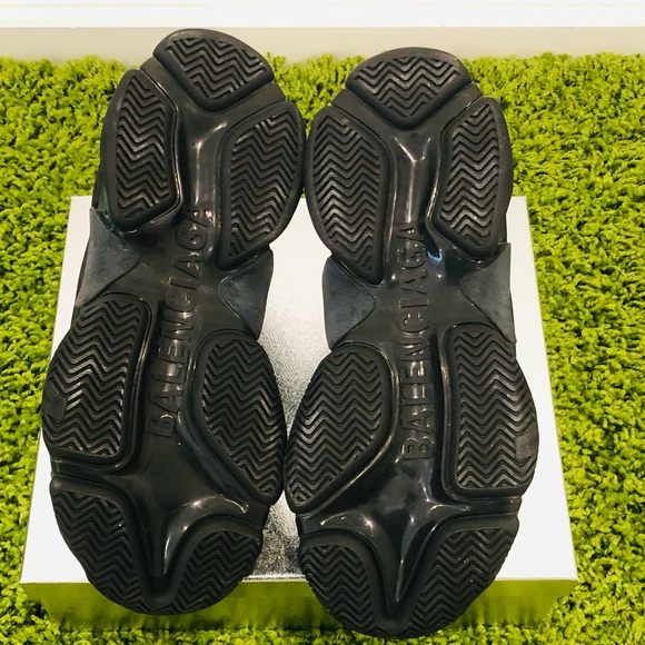 BALENCIAGA TRIPLE S SNEAKER 'TRIPLE BLACK' - Picture 3 of 10